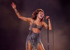 Miley Cyrus stuns everyone with her toned body at the Grammy Awards