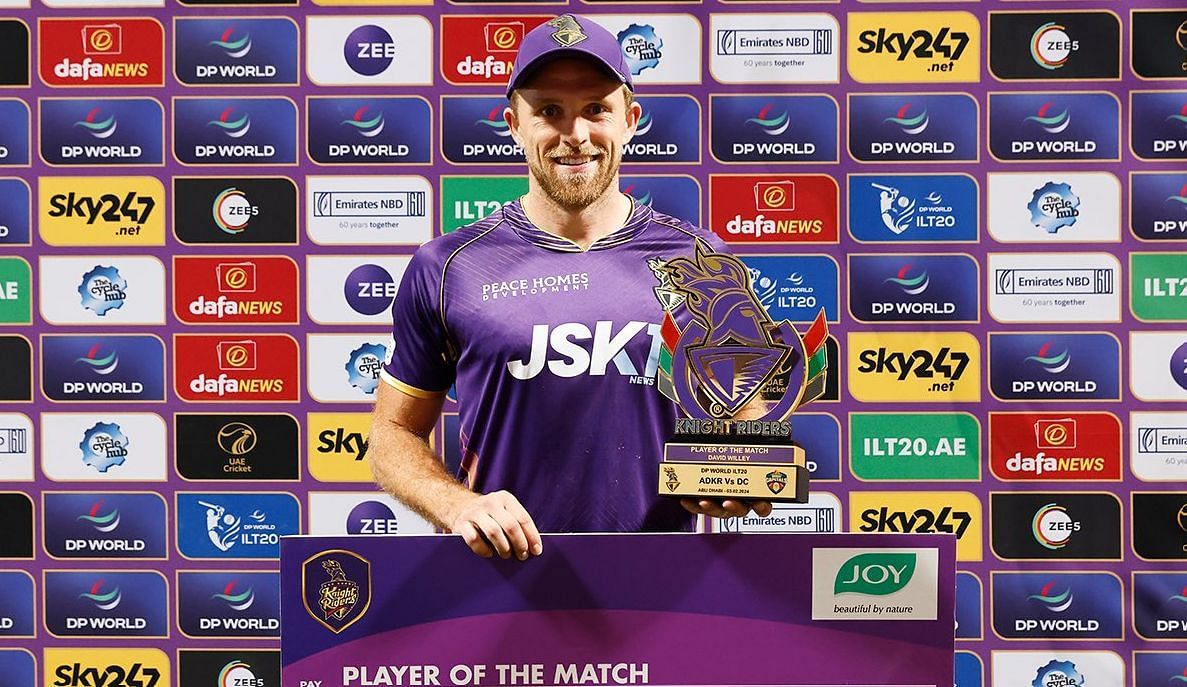 David Willey receiving an award (Image Courtesy: X/Abu Dhabi Knight Riders)