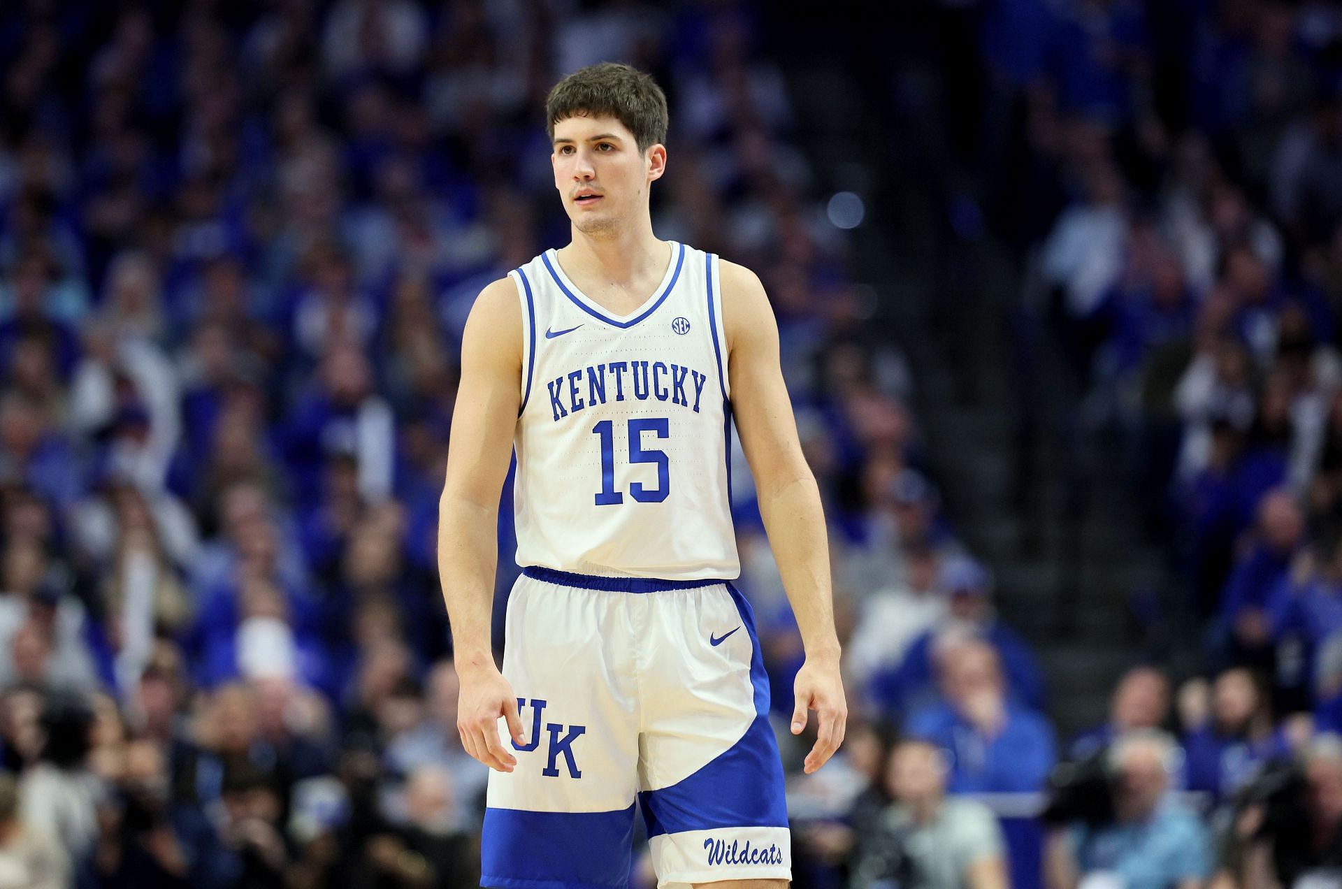 Kentucky's Reed Sheppard in a throwback uniform like the ones his father, Jeff. wore at Kentucky in the 1990s.