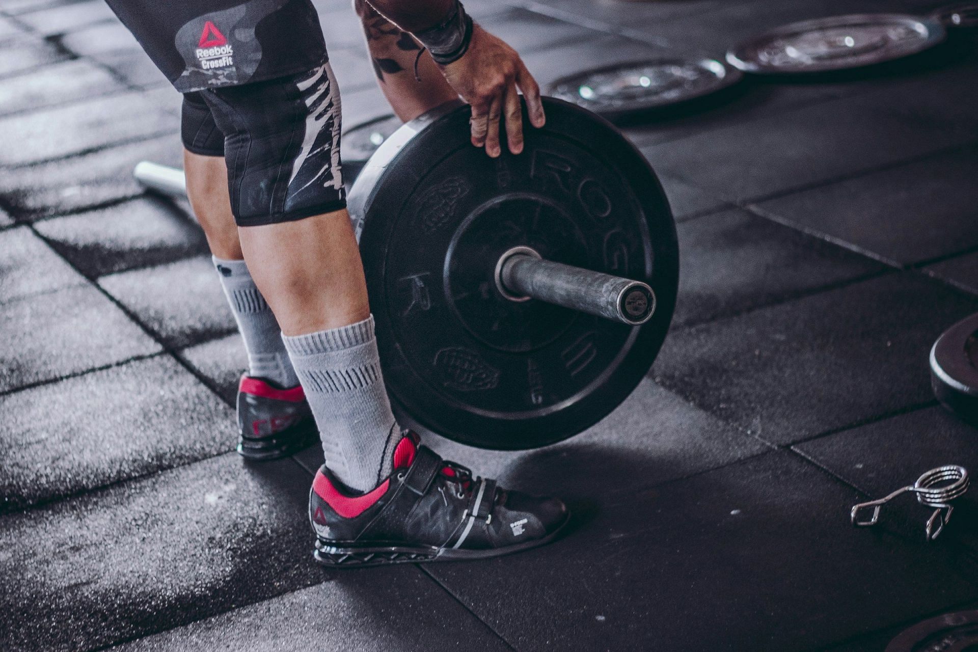 Types of weightlifting (Image via Unsplash/Victor Frietas)