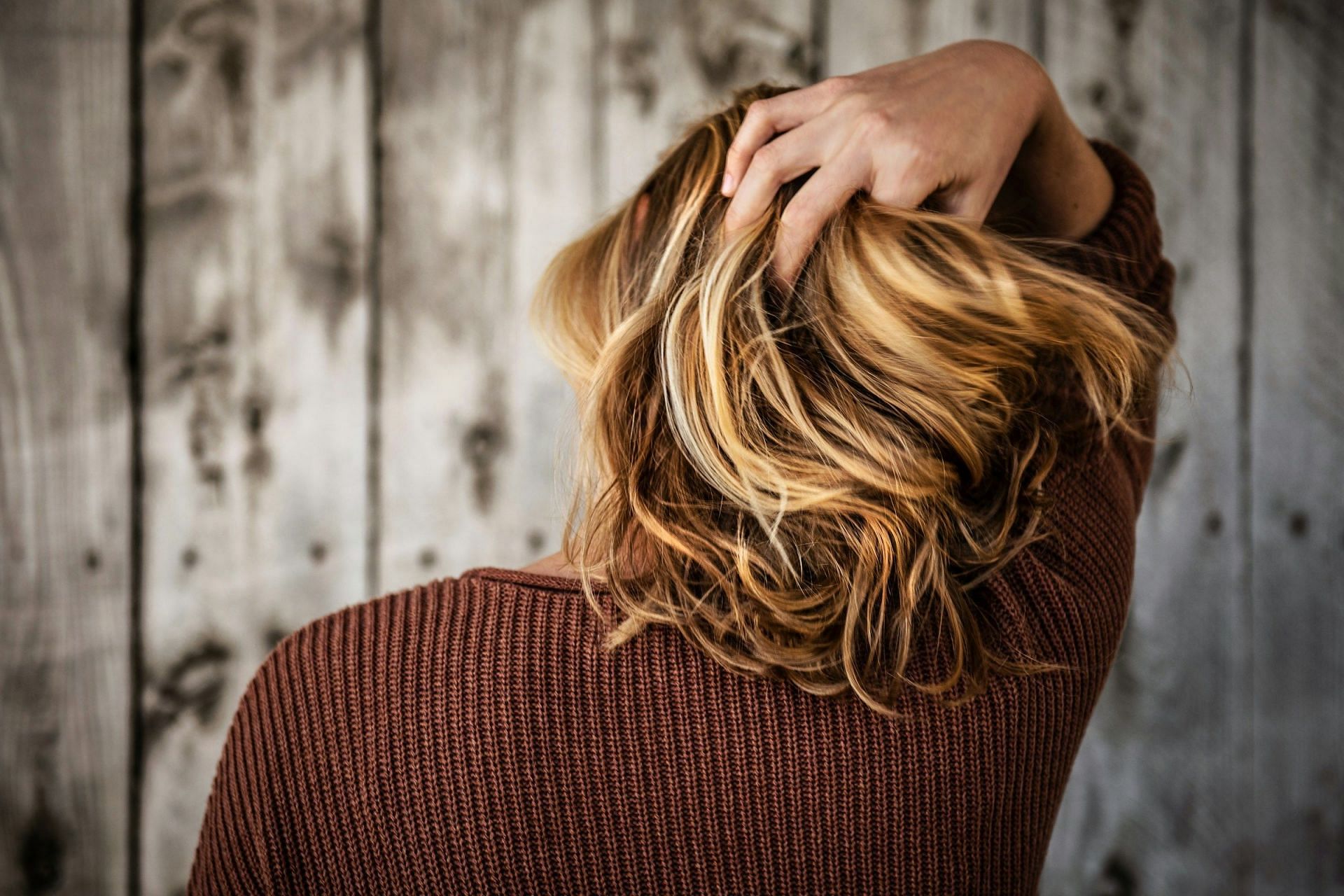 How to remove nits from hair (Image via Unsplash/Tim Mossholder)