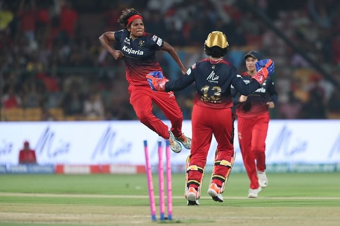 RCB ने आखिरी गेंद पर जीता रोमांचक मुकाबला, भारतीय गेंदबाज ने WPL में रचा इतिहास