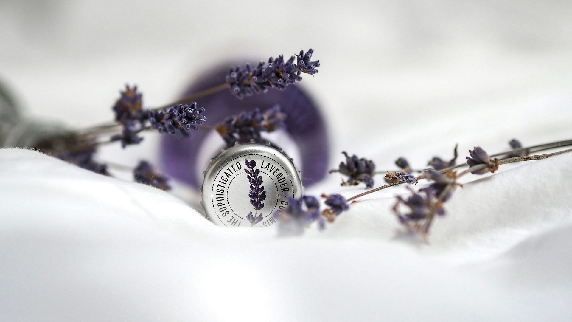 Essential oils for shingles: Lavender oil (Image by Laura Chourette/Unsplash)