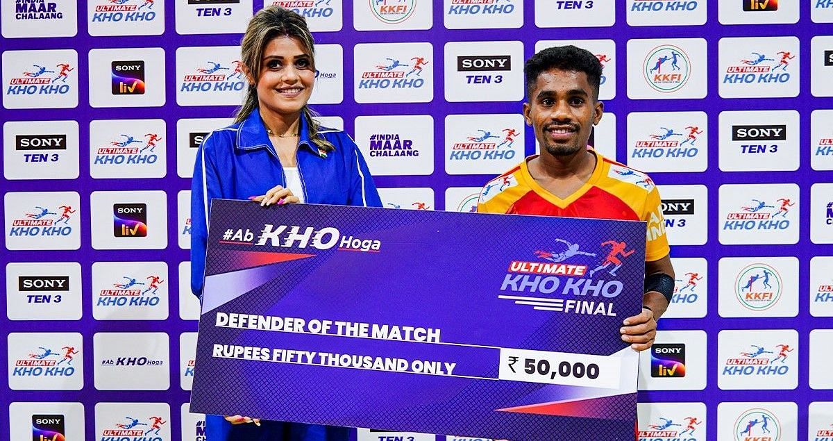 Dilip Khandavi receiving Defender of the Match award (Credits: Ultimate Kho Kho on X)