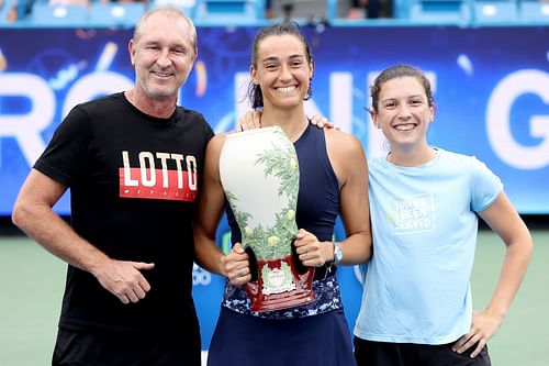 Caroline Garcia with coach Bertrand Perret and trainer Laura Legoupil at the 2022 Western & Southern Open - Getty Images