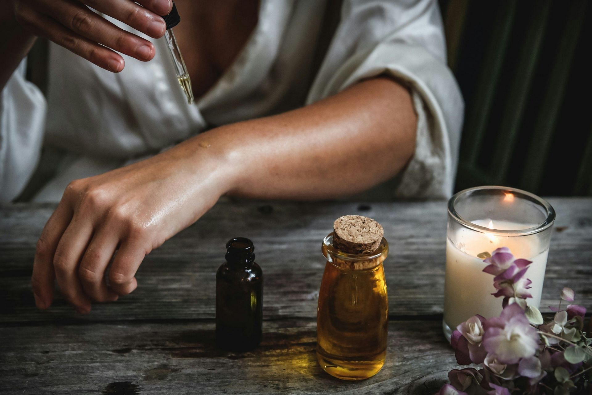 Essential oils for shingles: Francencise oil (Image by Chelsea Shapouri/Unsplash)