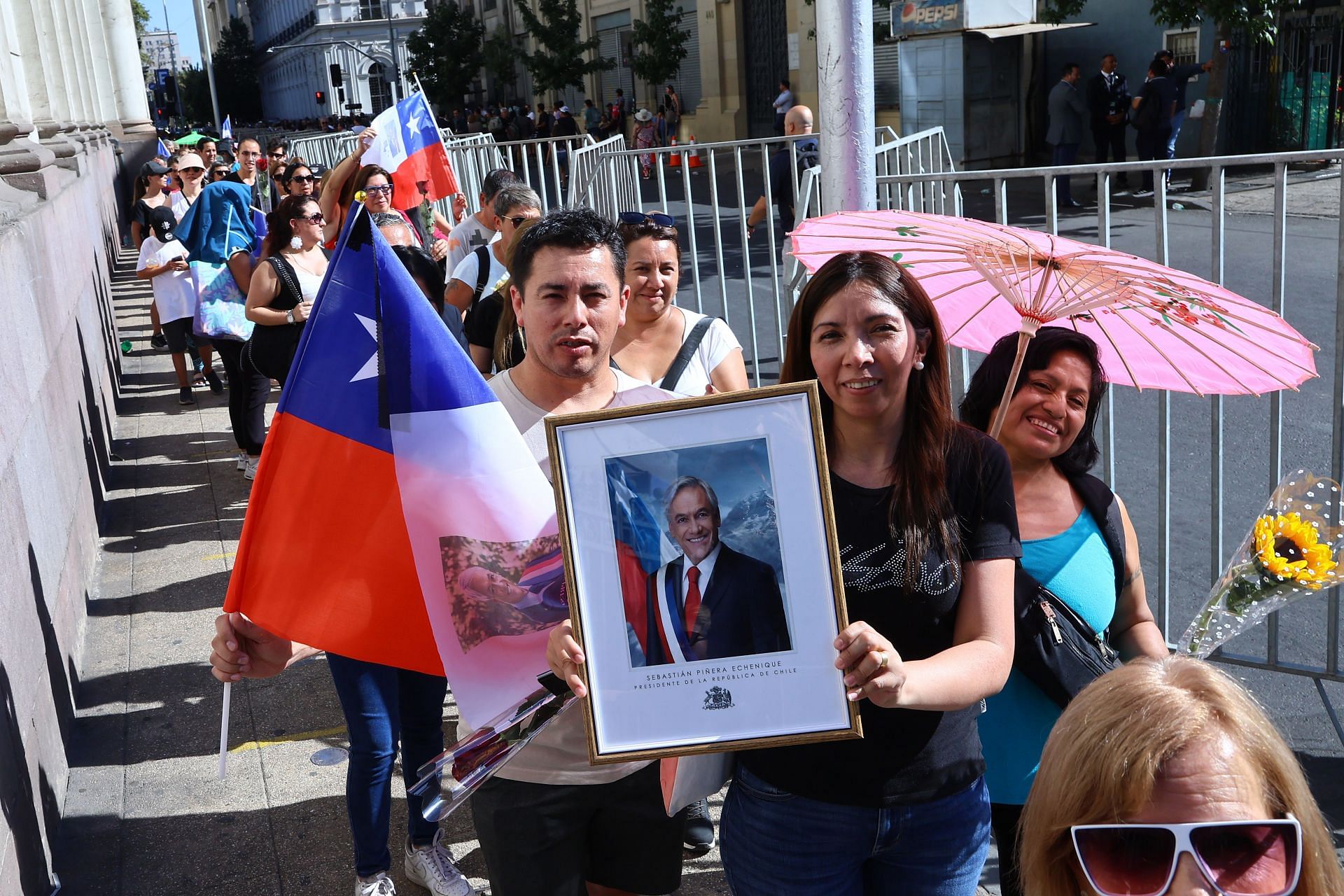 Chilean citizens form queues outside the National Congress to pay their respects to the coffin of ex-president Sebasti&aacute;n Pi&ntilde;era (Image via Getty Images/Marcelo Hernandez)