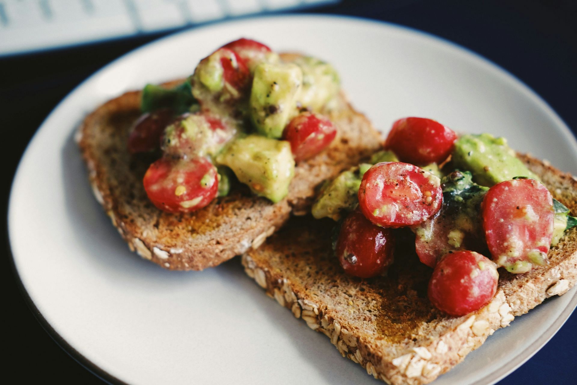 Whole-grain bread for weight loss (Image via Unsplash/ Ryan Quintal)