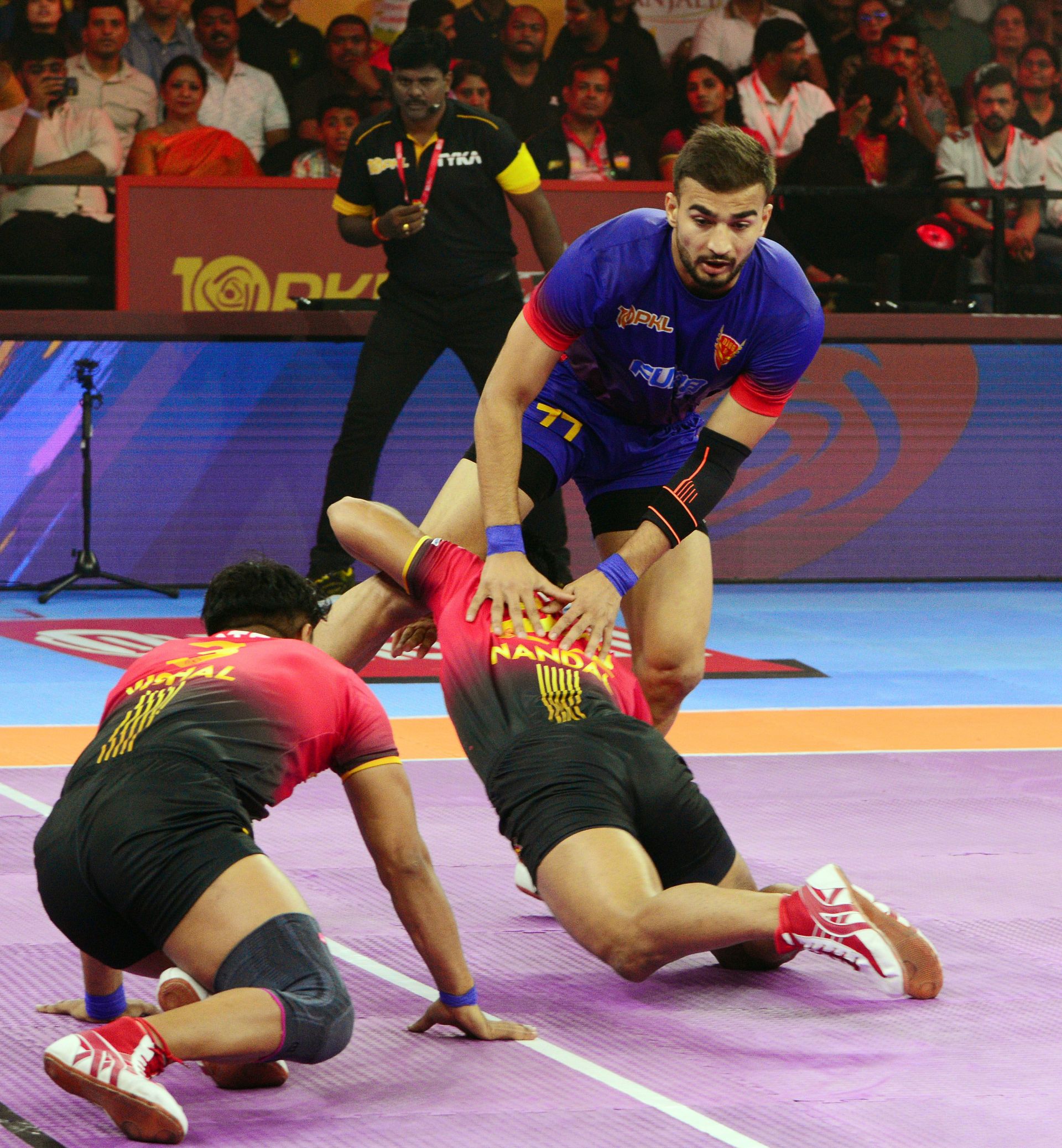 Ashu Malik of Dabang Delhi in action against Bengaluru Bulls (Credits: PKL)