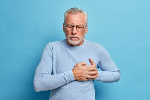 Heart attack and panic attack, which one is it? (Image by wayhomestudio on Freepik)