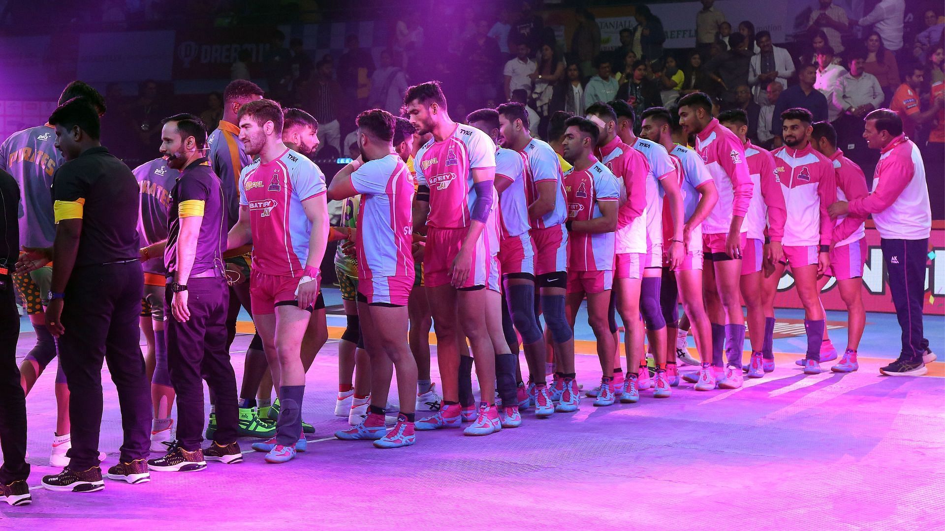 Jaipur Pink Panthers and Patna Pirates players shaking hands post-match (Image via PKL)