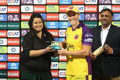 Grace Harris receiving an award (Image Courtesy: X/Women's Premier League)