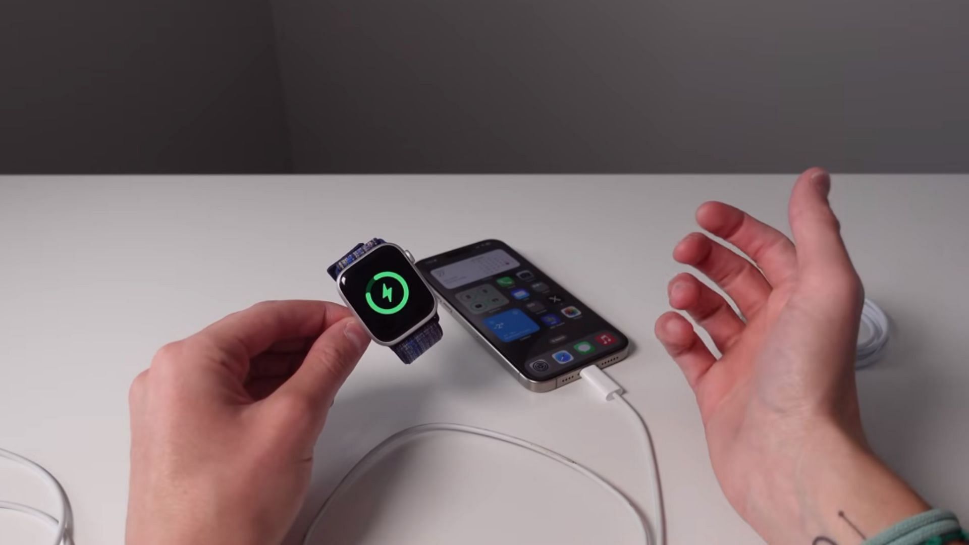 iPhone 15 hidden feature - use the iPhone as a power bank (Image via YouTube/@iDB)