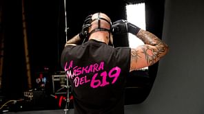 Female WWE star covers Rey Mysterio's maskless face with her hand in public [PHOTO]