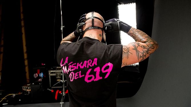 Female WWE star covers Rey Mysterio's maskless face with her hand in public [PHOTO]