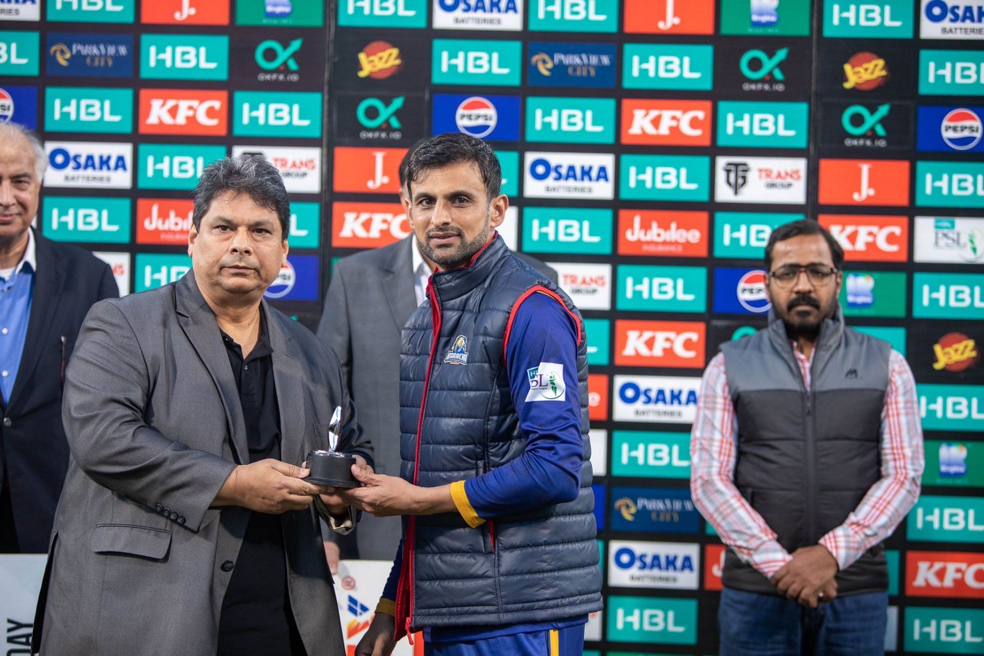 Shoaib Malik receiving an award. (Image Courtesy: X/Pakistan Super League)