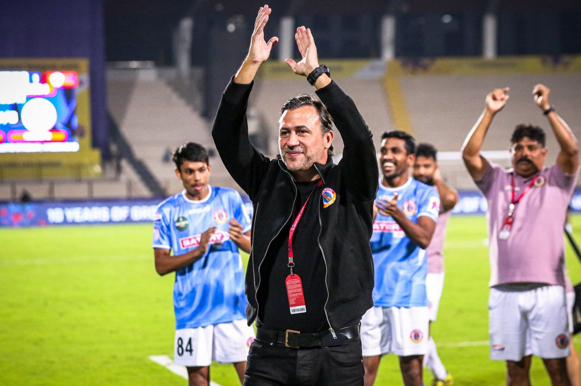 East Bengal head coach Carles Cuadrat thanking the travelling fans on Saturday. (EBFC)