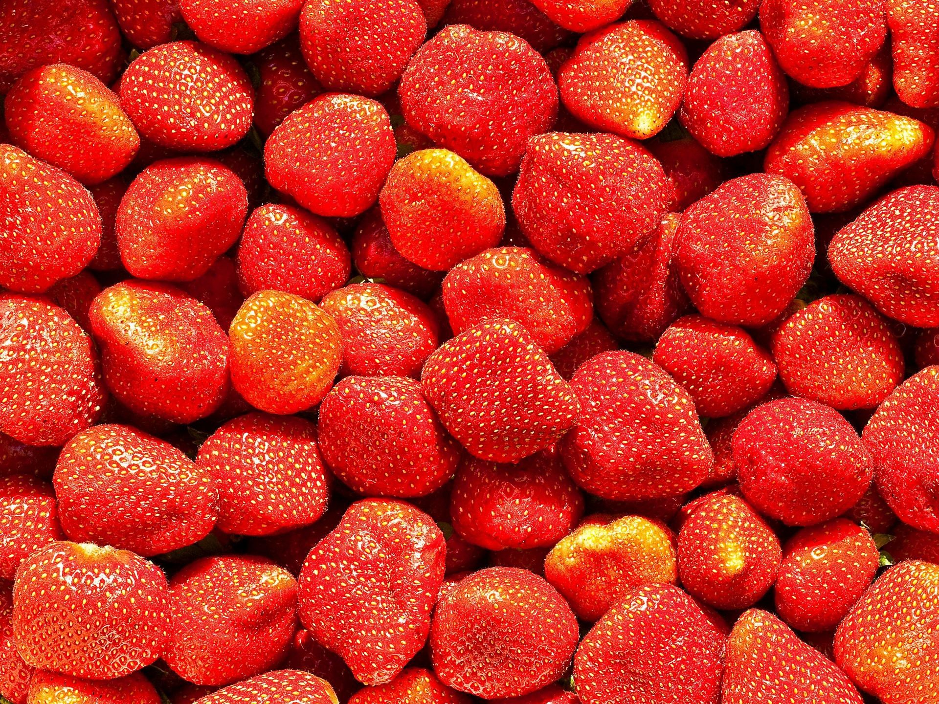 Crushed strawberries to reduce dark spots on the lips (Image by Honza Vojtek/Unsplash)