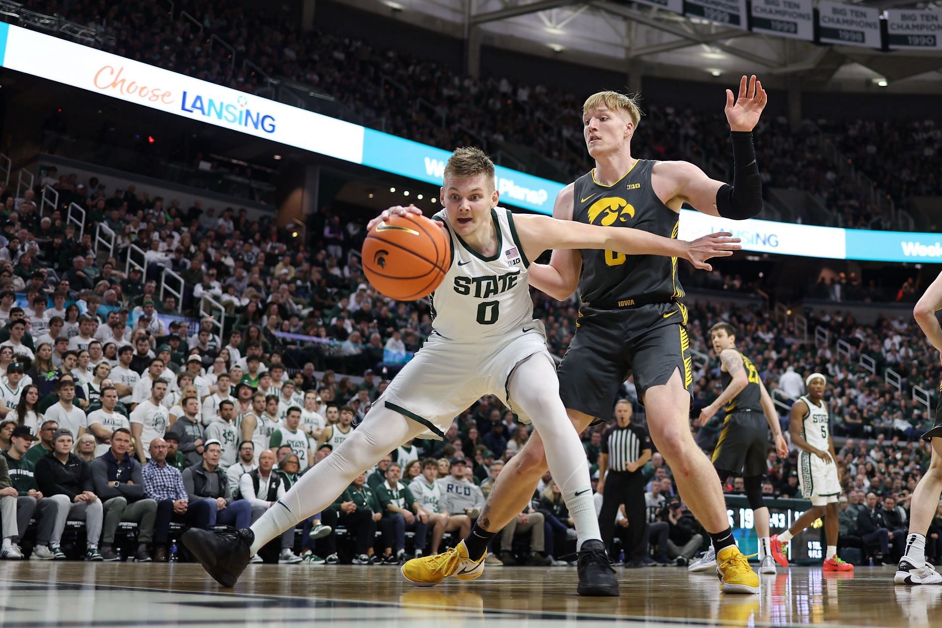 Jaxon Kohler #0 of the Michigan State Spartans grabs a loose ball against Even Braun #0.