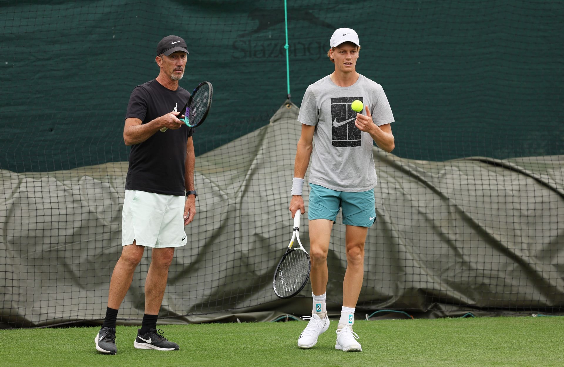 Jannik Sinner with head coach Darren Cahill (L)