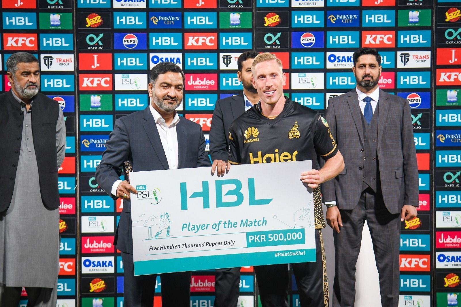 Luke Wood receiving an award (Image Courtesy: X/Pakistan Super League)