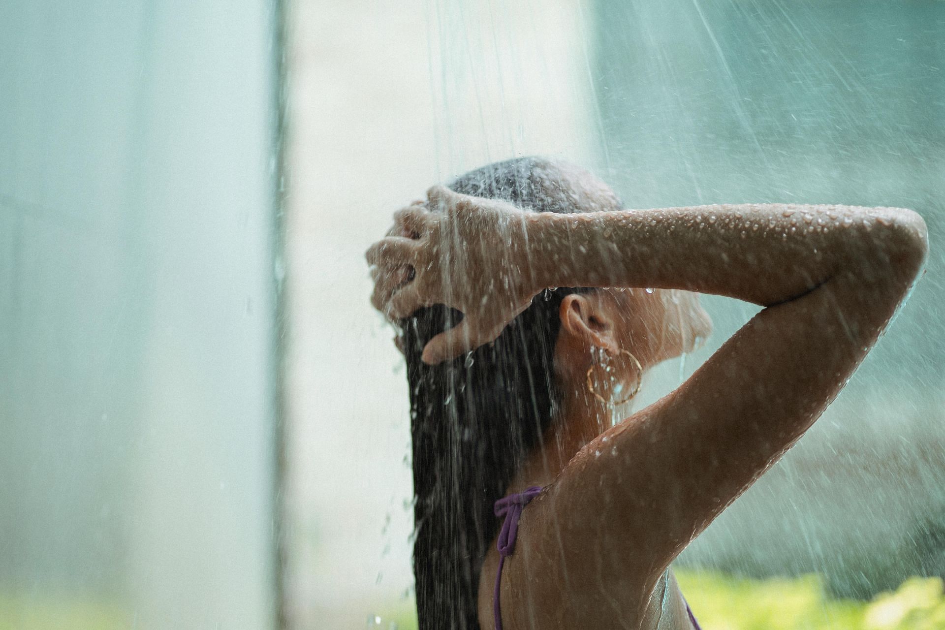 Cleanse your hair (Image via Pexels)