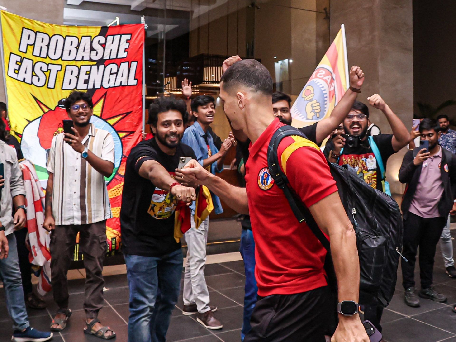East Bengal supporters welcoming the Torchbearers in Hyderabad. (EBFC)