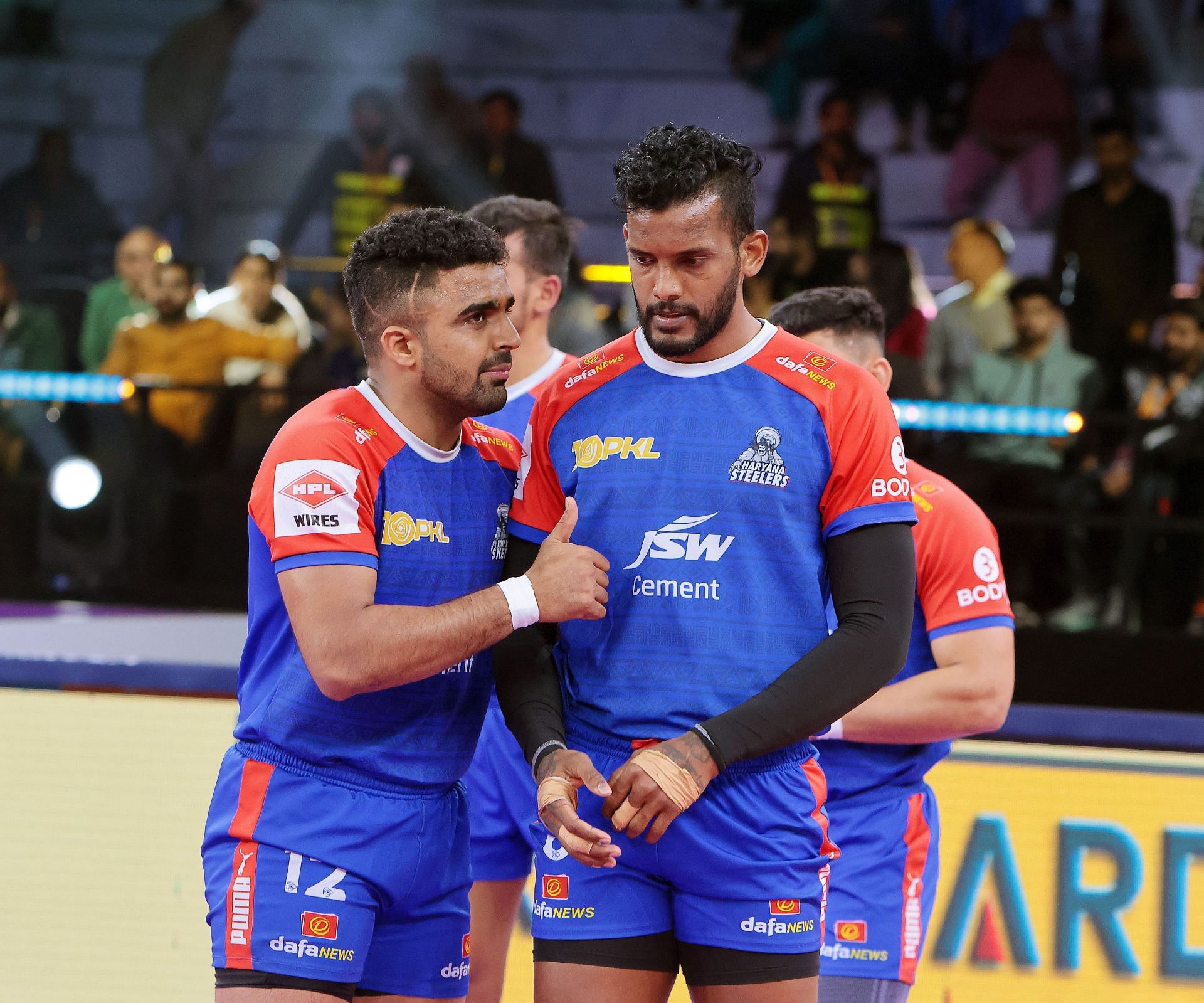 Mohit Nandal (left) and Siddharth Desai of Steelers (image via PKL)