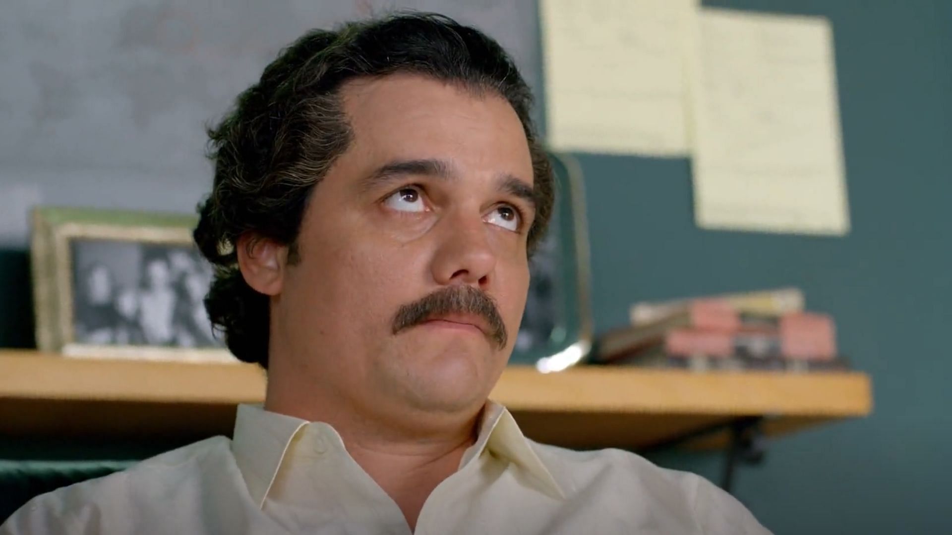 Pablo Escobar in Narcos (Image via @Netflix)