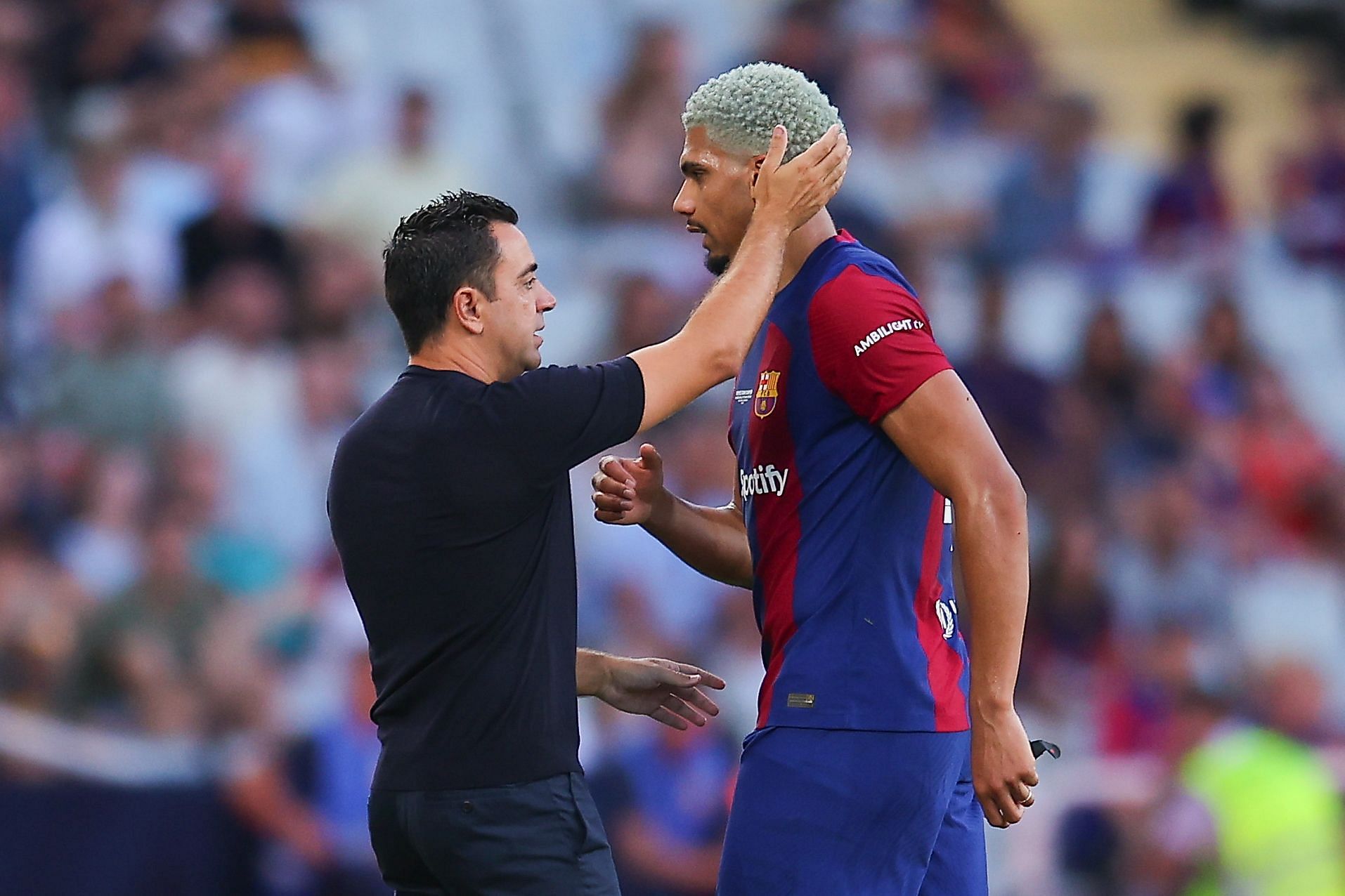 Manager Xavi and Ronald Araujo on the touchline