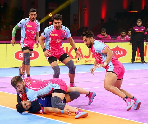 Reza Mirbagheri with a block against Tejas of Haryana Steelers (image via PKL)