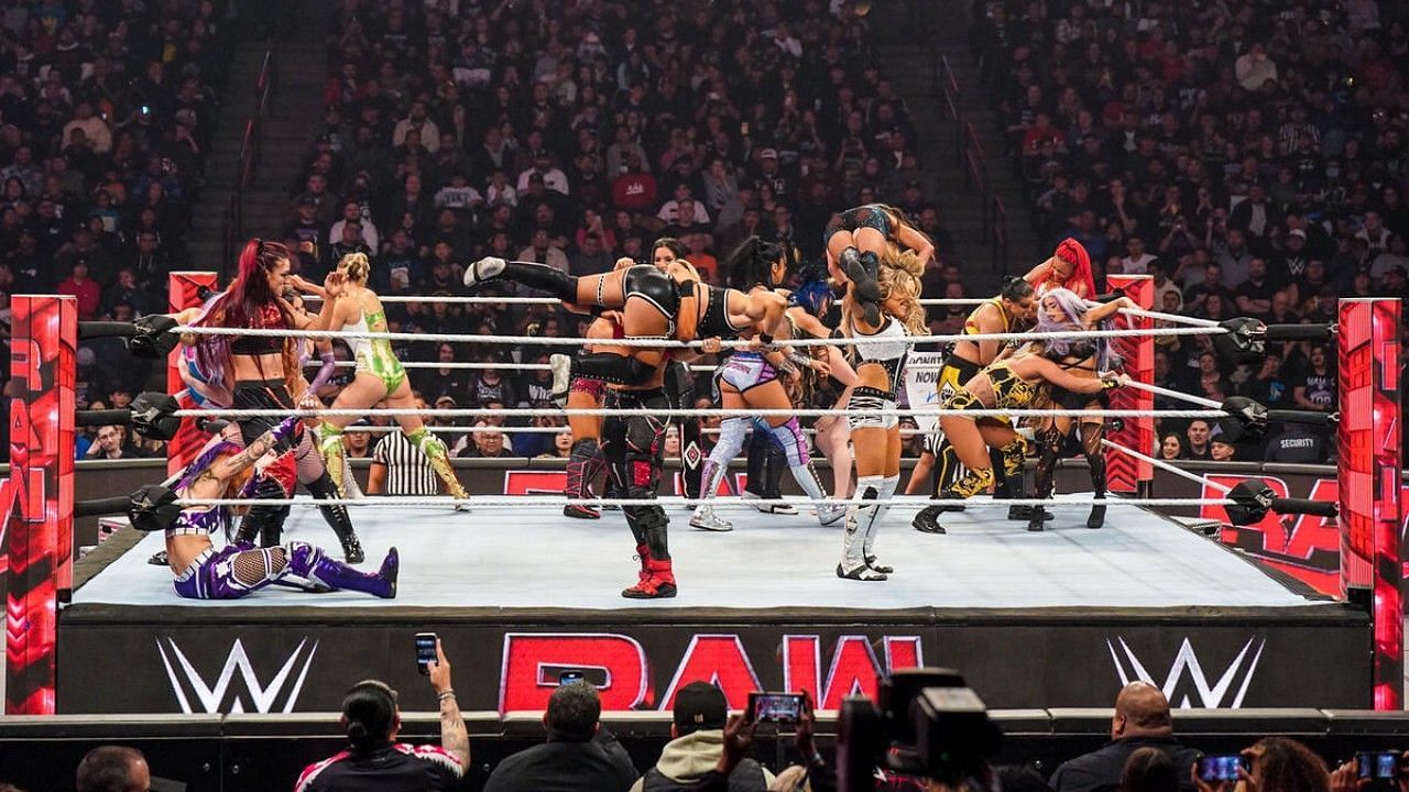 WWE Raw में बैटल रॉयल मैच देखने को मिला 