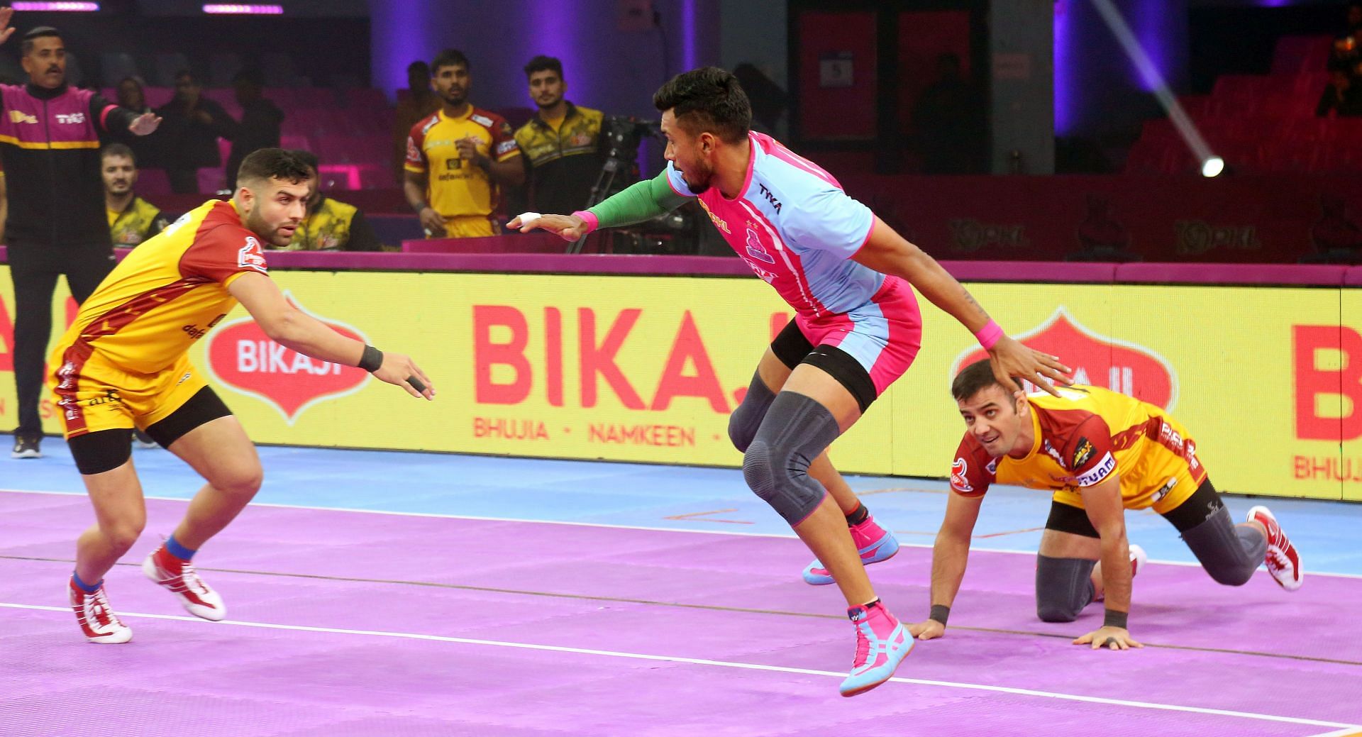 Arjun Deshwal in action against Telugu Titans (image via PKL)