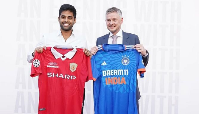 "Legendary Evening ⚽️💯"- Suryakumar Yadav and Ole Gunnar Solskjaer exchange Indian cricket team and Manchester United jerseys