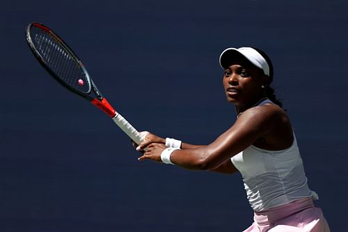 Sloane Stephens playing against Iga Swiatek at the 2022 US Open