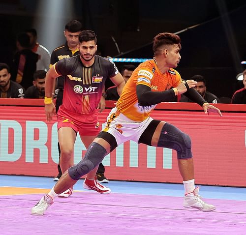 Aslam Inamdar in action against Bulls (Credits: PKL)