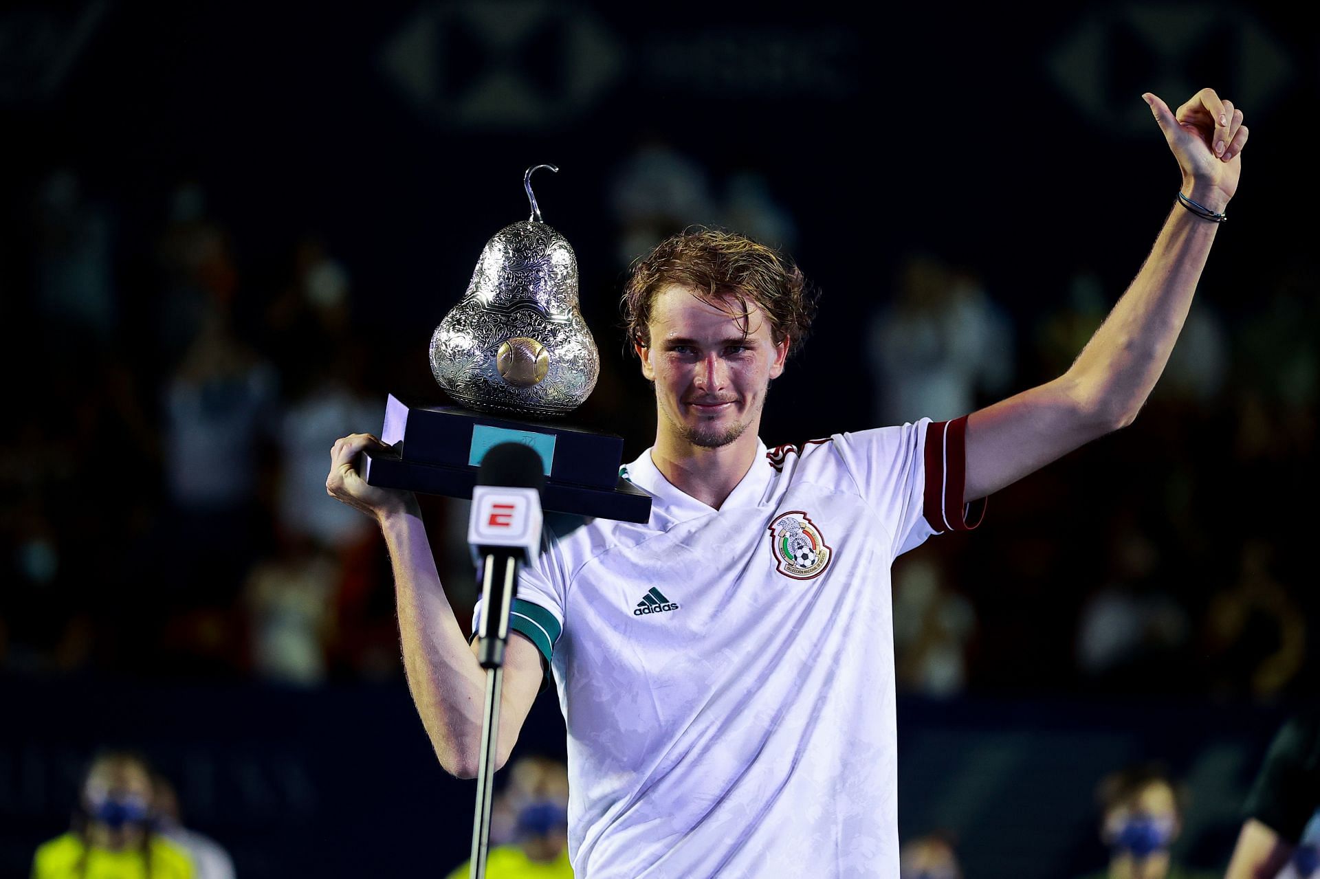Alexander Zverev poses with the 2021Mexican Open title.