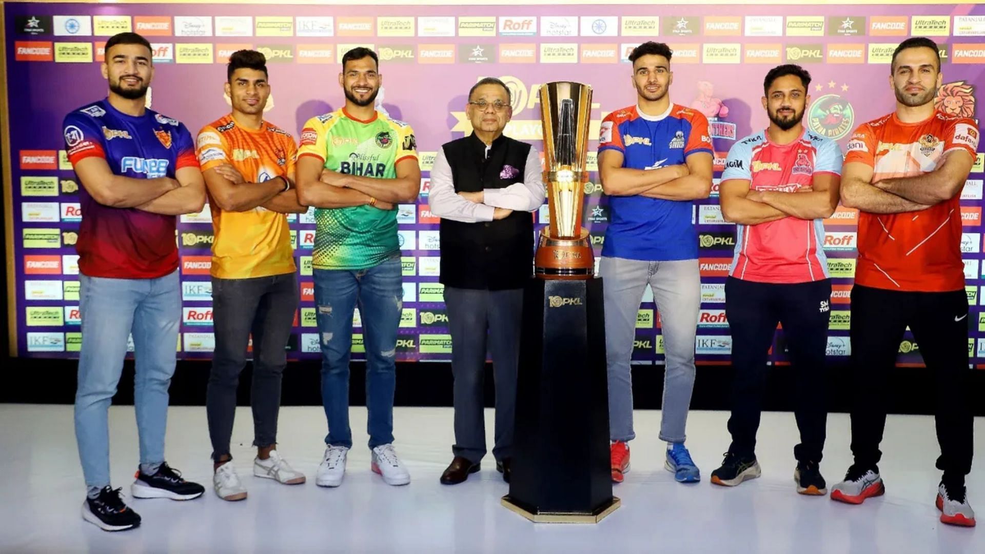 Pro Kabaddi 2023 Playoffs teams captains with the trophy (Credit: PKL)