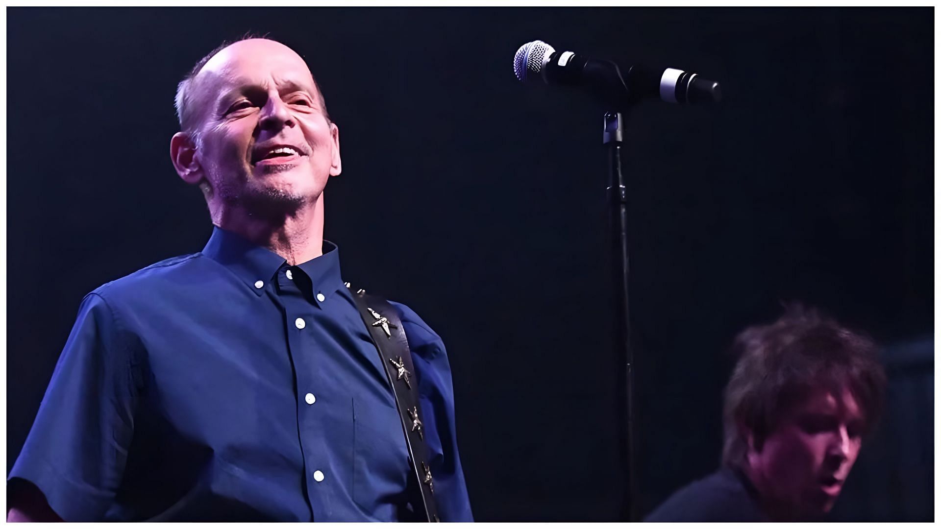 Wayne Kramer at a concert (Image via offiical Instagram @waynekramerofficial)