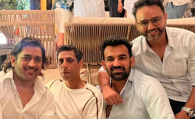 MS Dhoni hangs out with former Indian teammates Zaheer Khan, Parthiv Patel and Ashish Nehra