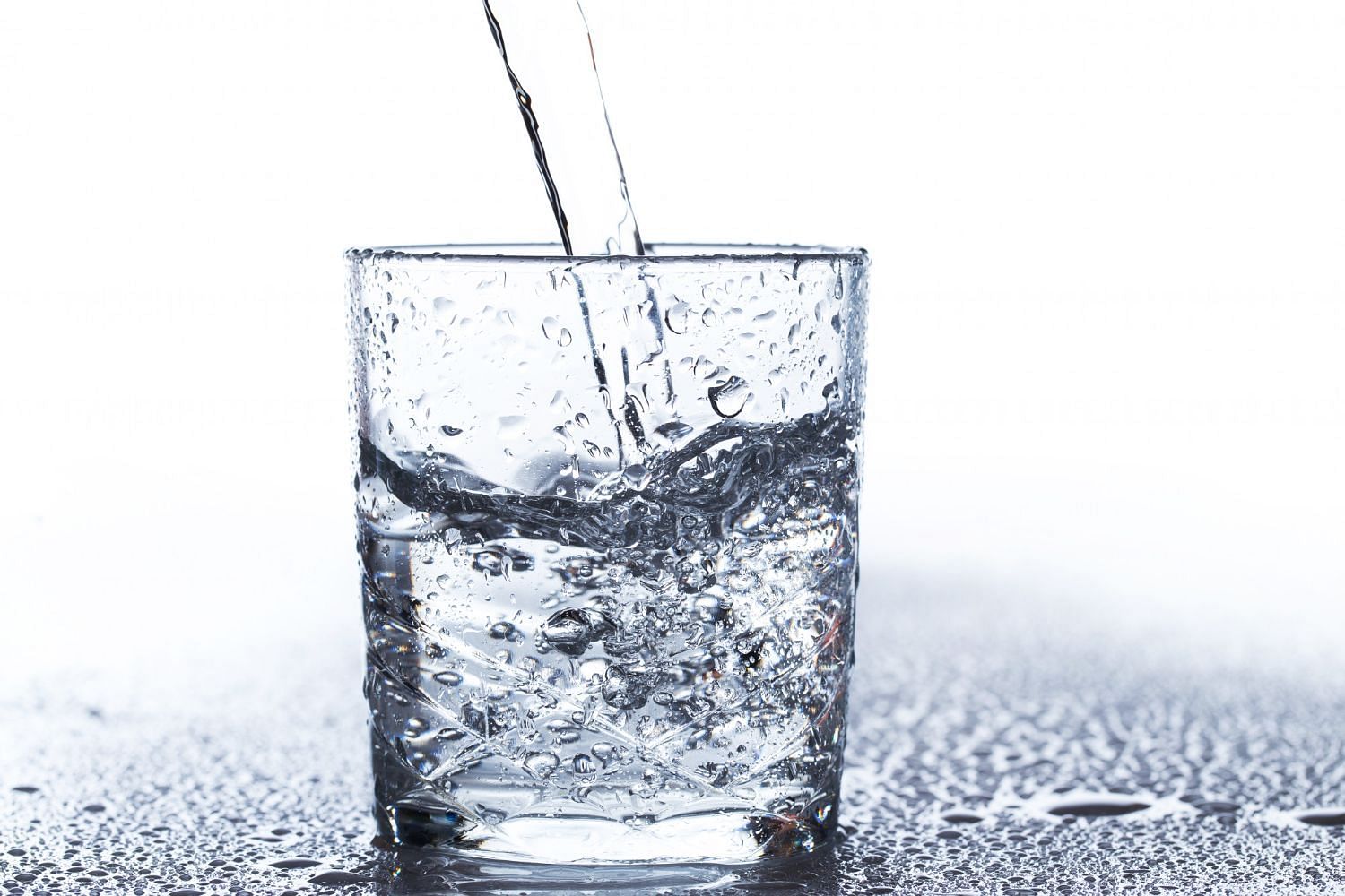 Sparkling water vs carbonated water: Carbonated water is artificially carbonated. (Image by Racool_studio on Freepik)