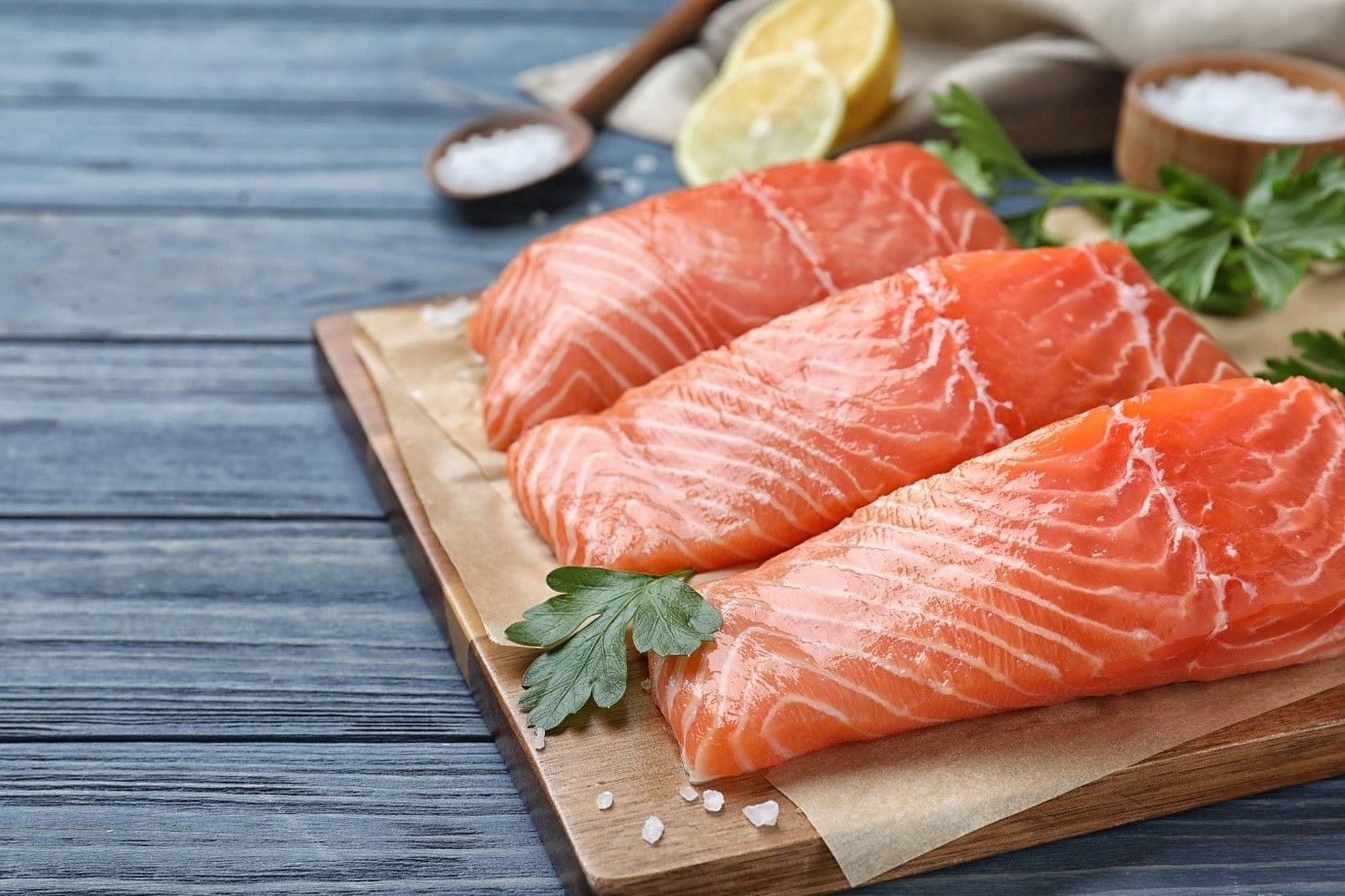 Wild salmon is healthier and more nutritious (Image by Yastremskaolga on Freepik)