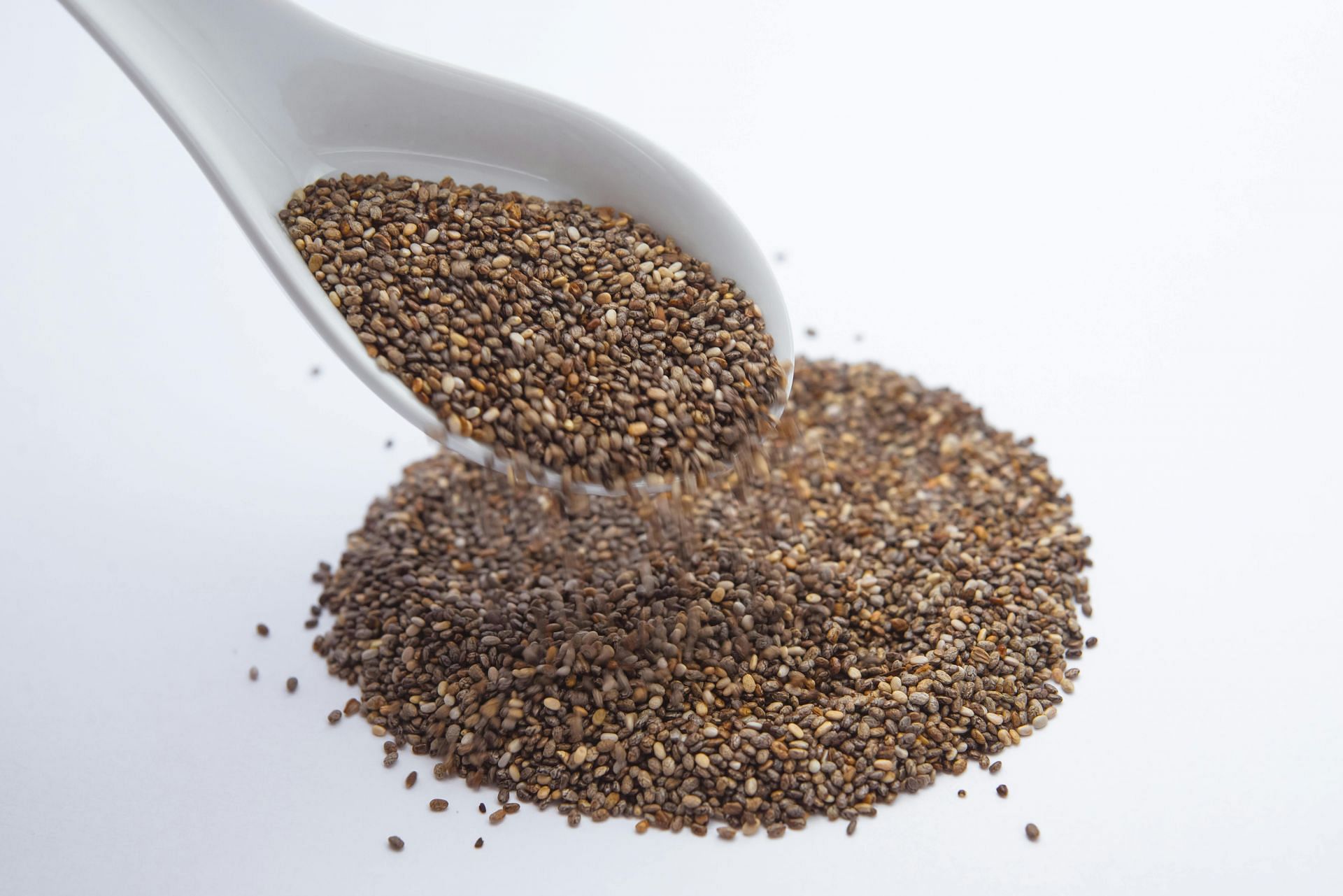Chia seeds vs flax seeds (image sourced via Pexels / Photo by bruno)