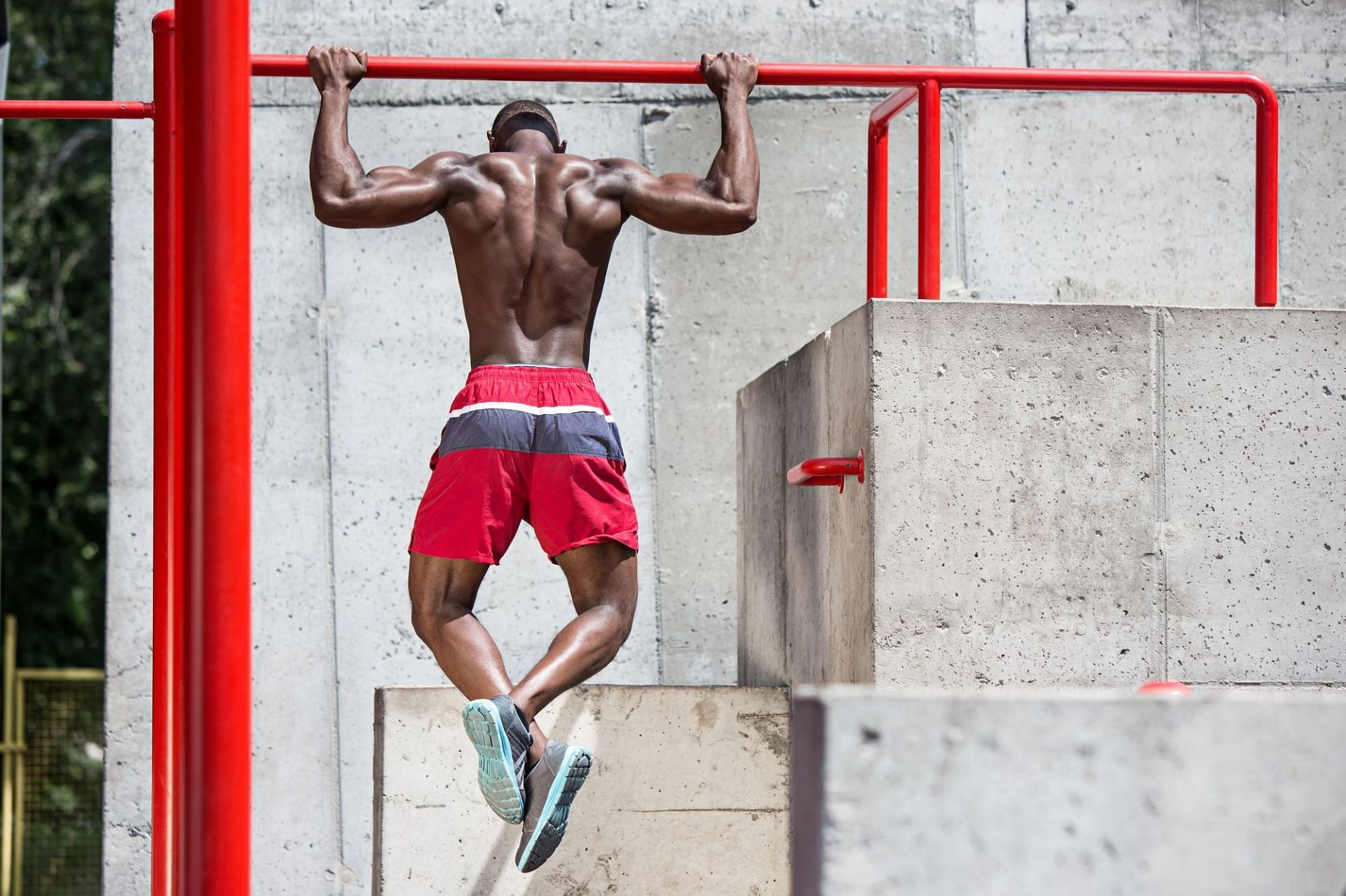 Start with pullups to master the Salmon Ladder (Image by master1305 on freepik)