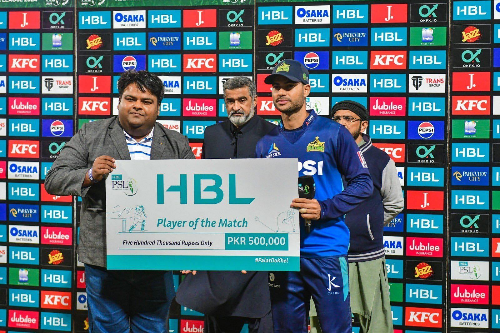 Reeza Hendricks receiving an award (Image Courtesy: X/Pakistan Super League)