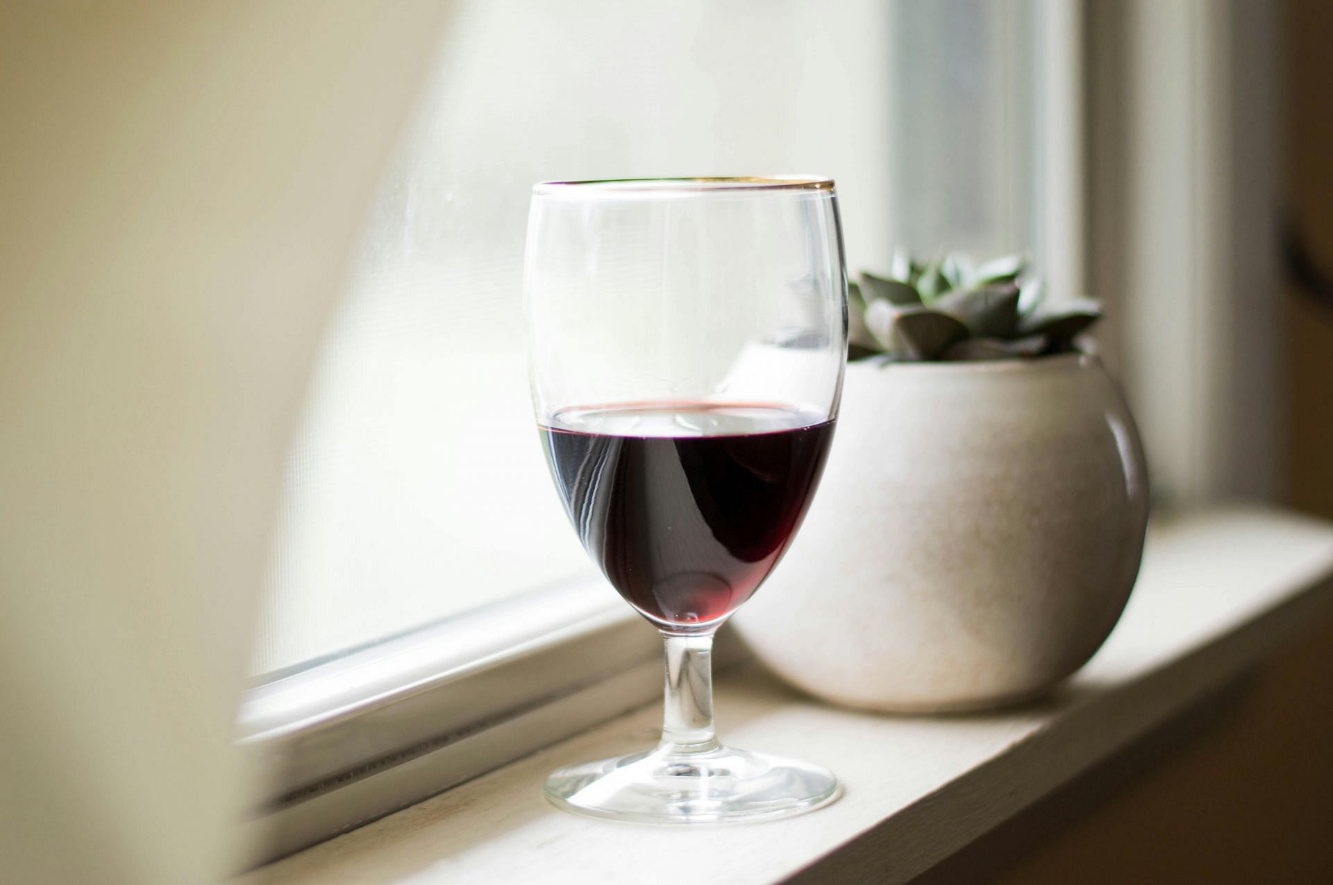 Red wine side effects (image sourced via Pexels / Photo by chitokan)