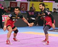 Surjeet Singh in a chain with Ran Singh Raniya (Credits: PKL)