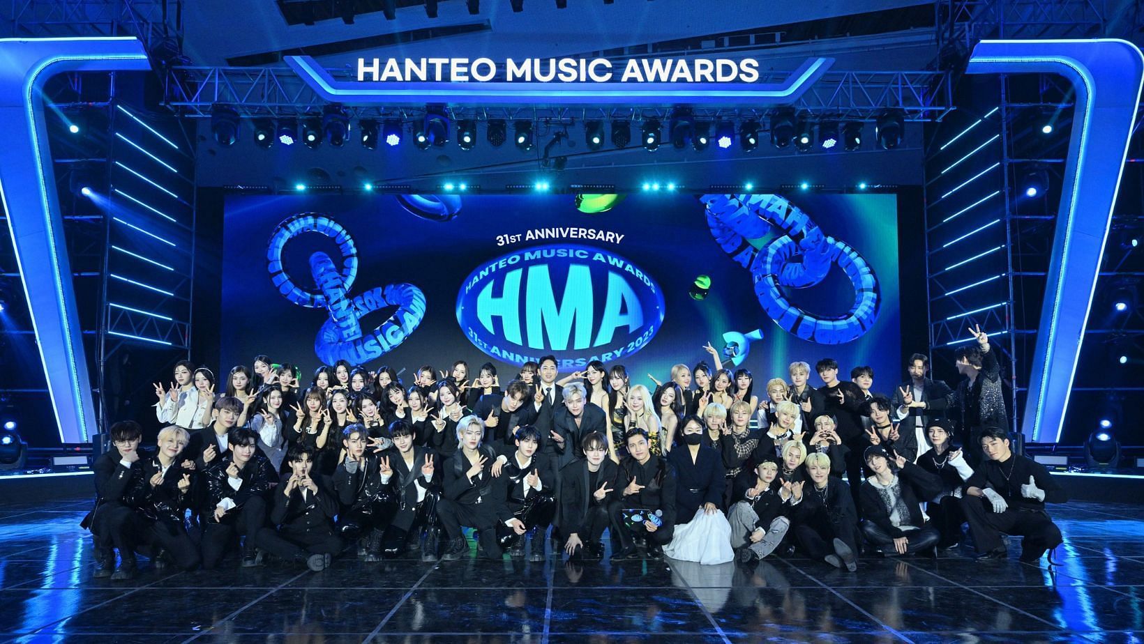 Internet reacts as horrible incidents take place during the 31st Hanteo Music Awards. (Images via X/@Hanteo_HMAs)