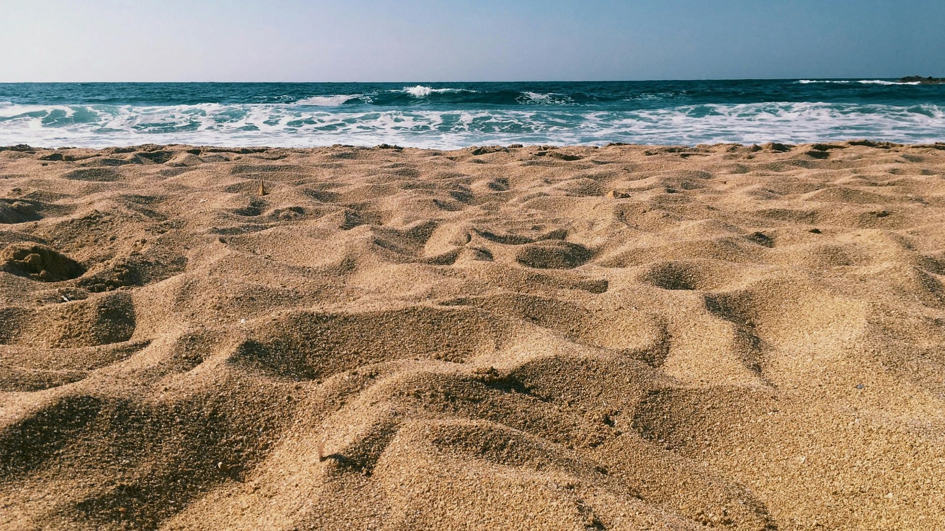 Sand hole collapse leads to the death of one young girl in Fort Lauderdale (Photo by Elena Ktenopoulou on Unsplash)