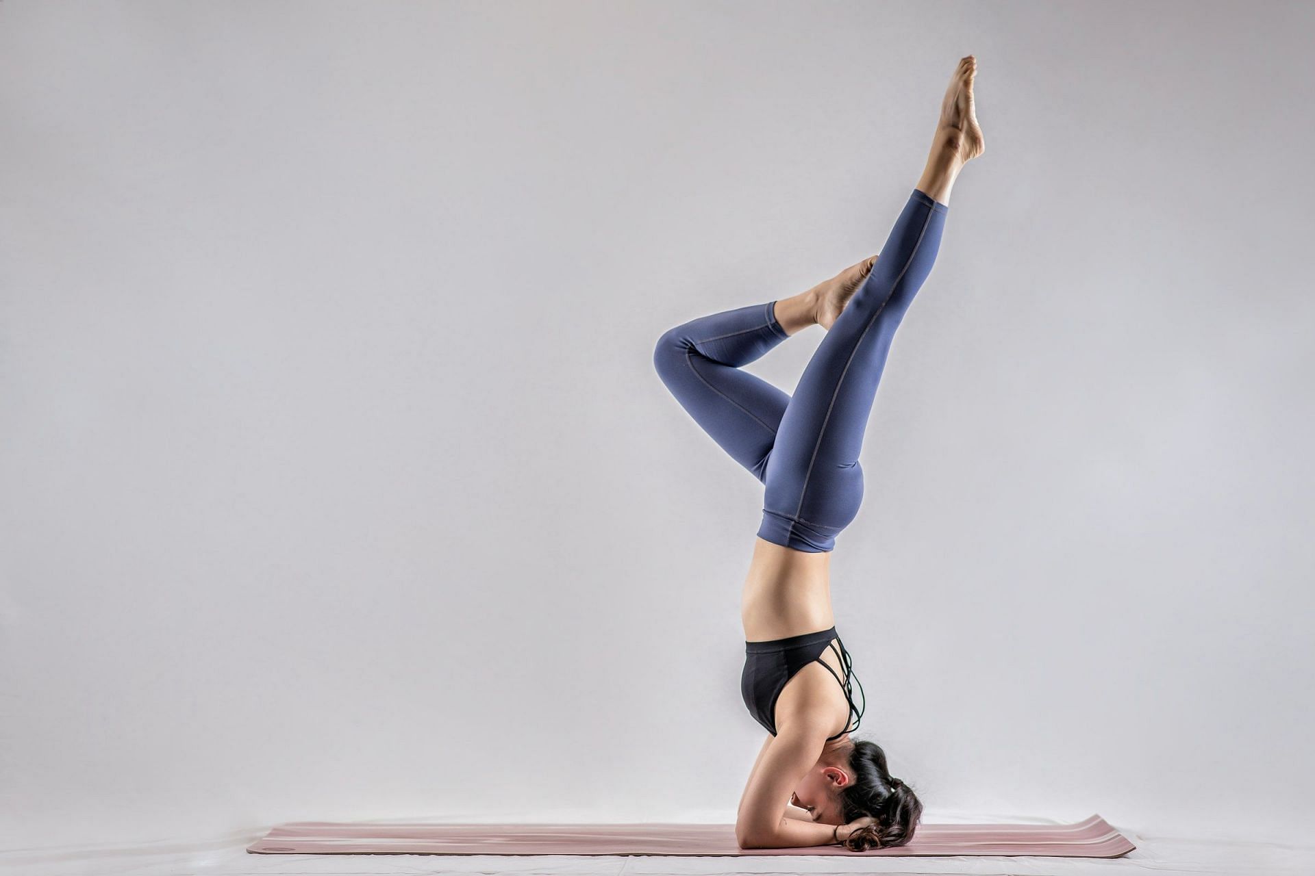 5 min yoga (Image via Unsplash/Ara Cho)